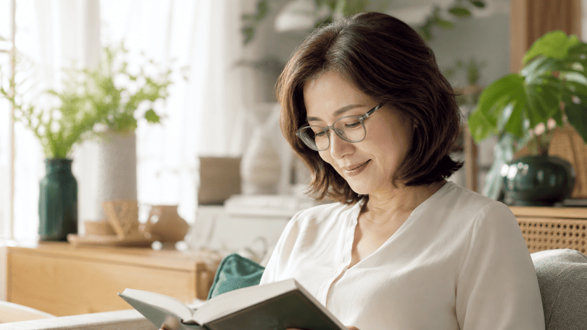 mature-woman-reading-book-progressive-lens-comfortable-vision